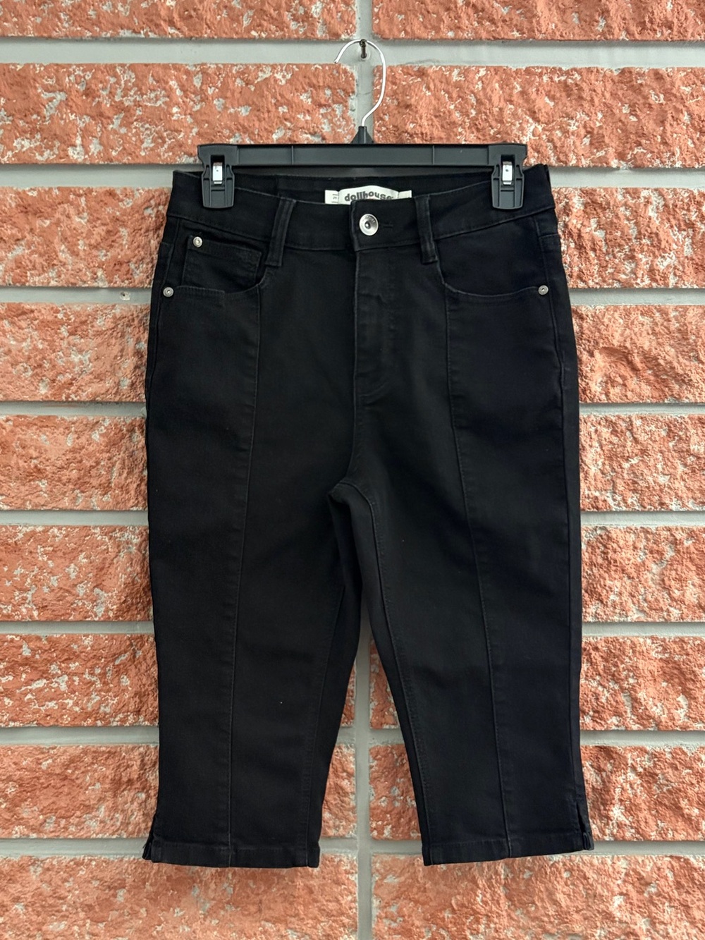 Dollhouse Black High-Rise Slim Crop Capris